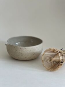 Japanese Rustic Spekle Ceramic Tableware Tea Accessory Porcelain Matcha Bowl with Spout